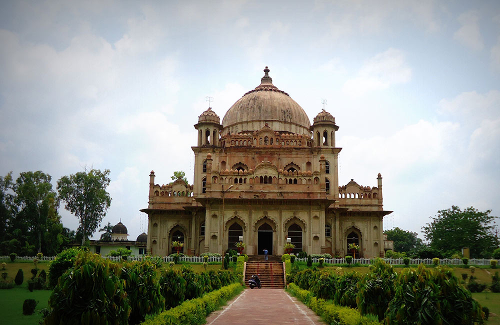 You are currently viewing Immerse yourself in Lucknow’s Rich Heritage: A Journey Through Historic Sites