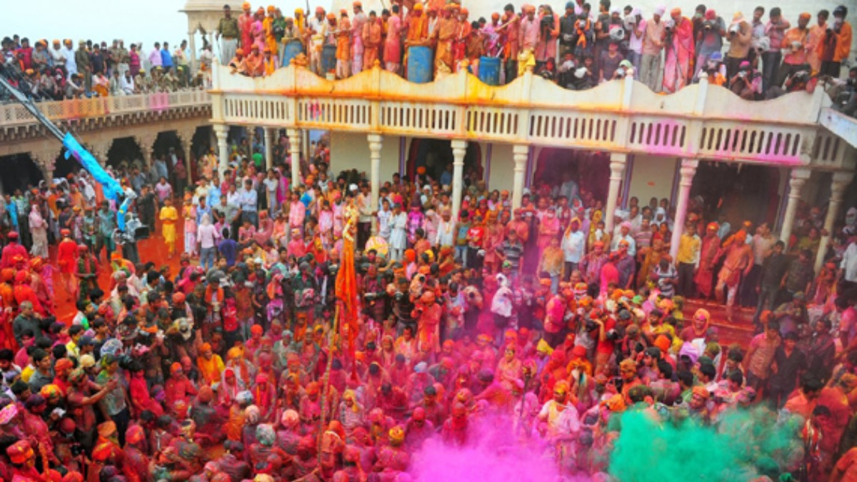 You are currently viewing Vibrant Colors of Mathura Holi